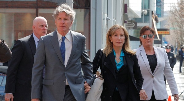 Felicity Huffman llega a la corte en Boston para enfrentar sus cargos por estafa