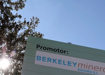 El logo de Berkeley se exhibe cerca del emplazamiento de la mina de uranio que la compañía australiana aspira explotar en Retortillo, cerca de Salamanca.