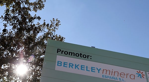 El logo de Berkeley se exhibe cerca del emplazamiento de la mina de uranio que la compañía australiana aspira explotar en Retortillo, cerca de Salamanca.