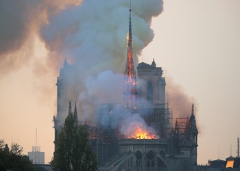 Voraz incendio amenaza con desplomar a catedral de Notre Dame