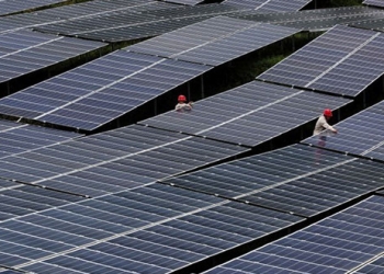 Ejemplo de paneles solares desplazados en Chongqing, China.