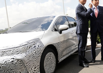 El presidente de Toyota en Brasil, Rafael Chang, junto al alcalde de Sao Paulo, Joao Dorian, durante la exhibición del primer vehículo híbrido fabricado en el país sudamericano.