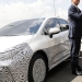 El presidente de Toyota en Brasil, Rafael Chang, junto al alcalde de Sao Paulo, Joao Dorian, durante la exhibición del primer vehículo híbrido fabricado en el país sudamericano.