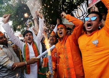 Partidarios y simpatizantes de BJP celebran los resultados electorales preliminares en las adyacencias de la sede del partido en la capital de la India Nueva Delhi.