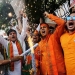 Partidarios y simpatizantes de BJP celebran los resultados electorales preliminares en las adyacencias de la sede del partido en la capital de la India Nueva Delhi.