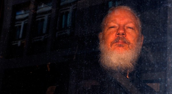 El fundador de WikiLeaks, Julian Assange, abandonando una estación de policía en Londres.