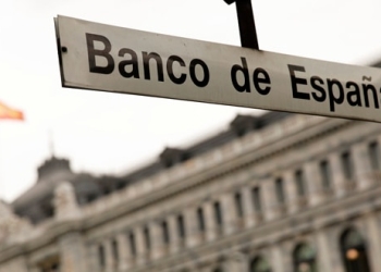 Estación de metro de Banco de España ante la sede del banco central en Madrid.