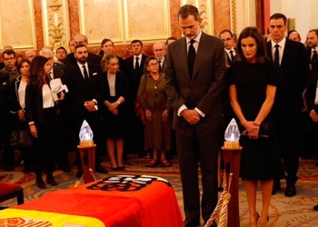 El Rey Felipe VI y Doña Letizia rindiéndole honores al exvicepresidente del Gobierno español, Alfredo Pérez Rubalcaba/Twitter @CasaReal