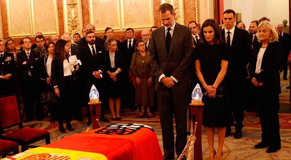 El Rey Felipe VI y Doña Letizia rindiéndole honores al exvicepresidente del Gobierno español, Alfredo Pérez Rubalcaba/Twitter @CasaReal