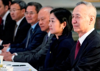 El viceprimer ministro chino, Liu He, posa junto a otros altos funcionarios chinos antes de una ronda de negociaciones comerciales con EEUU.