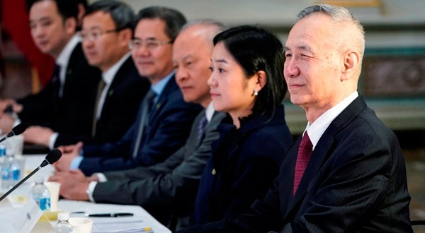 El viceprimer ministro chino, Liu He, posa junto a otros altos funcionarios chinos antes de una ronda de negociaciones comerciales con EEUU.