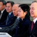 El viceprimer ministro chino, Liu He, posa junto a otros altos funcionarios chinos antes de una ronda de negociaciones comerciales con EEUU.