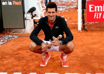 Novak Djokovic posa con el trofeo del Abierto de Madrid.