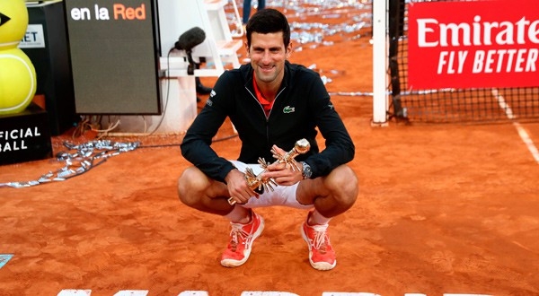 Novak Djokovic posa con el trofeo del Abierto de Madrid.