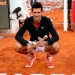 Novak Djokovic posa con el trofeo del Abierto de Madrid.