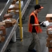 Empleado moviendo paquetes en un centro de almacenamiento de Amazon en Baltimore, Maryland.