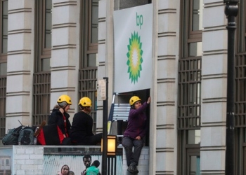 Activistas de Greenpeace bloquean la entrada a la sede de BP en Londres.