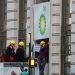 Activistas de Greenpeace bloquean la entrada a la sede de BP en Londres.