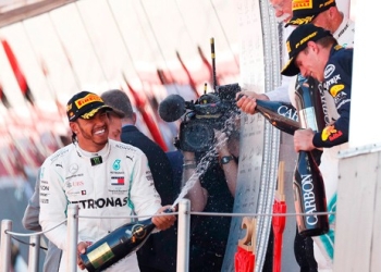 Lewis Hamilton celebra su triunfo en Montmeló.