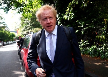 El exsecretario de Relaciones Exteriores y exalcalde de Londres, Boris Johnson, a la salida de su casa en Londres.