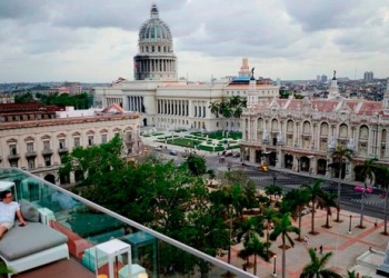 Un turista disfrutando de las vistas del renovado centro comercial Belle Epoque, que alberga al Gran Hotel Manzana en La Habana.