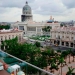 Un turista disfrutando de las vistas del renovado centro comercial Belle Epoque, que alberga al Gran Hotel Manzana en La Habana.