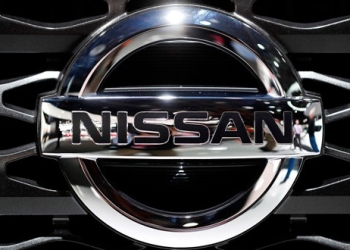 Logo de Nissan en uno de los coches de la marca en la feria del automóvil de Detroit.
