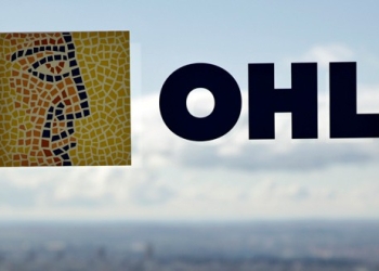 Logo de OHL en la sede de la constructora en Madrid.