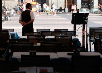 Un camarero a la espera de clientes en una terraza de la Plaza Mayor en el centro de Madrid.