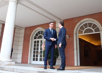 El jefe del Gobierno español, Pedro Sánchez, junto al líder del PP, Pablo Casado