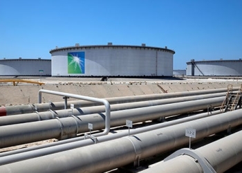 Tanques de almacenamiento y oleoductos de Aramco en la refinería y terminal petrolera de Ras Tanura, Arabia Saudita.