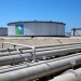 Tanques de almacenamiento y oleoductos de Aramco en la refinería y terminal petrolera de Ras Tanura, Arabia Saudita.