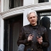 El fundador de WikiLeaks, Julian Assange, en una rueda de prensa desde el balcón de la embajada de Ecuador en Londres en mayo de 2017.