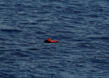 Un migrante muerto con un chaleco salvavidas flota en el Mediterráneo central frente a la costa de Libia, el 16 de abril de 2017.