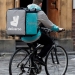 Deliveroo ha inyectado cerca de mil 553 millones de dólares para enfrentar a sus competidores cercanos en el ramo de la entrega de comidas a domicilio, entre ellos Uber.