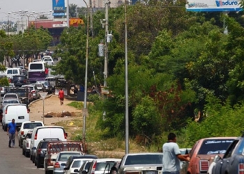 Fuerzas de seguridad controlan las largas colas en las gasolineras venezolanas.