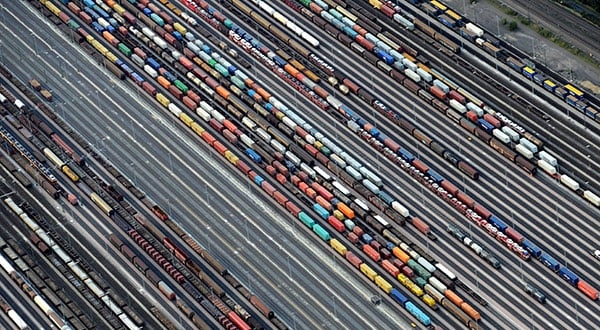 Trenes con mercancías con coches y contenedores cerca de Hamburgo, Alemania.