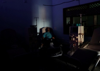 William Lopez, 45, sufre de los riñones y espera a que la electricidad vuelva durante uno de los apagones en Maracaibo, Venezuela, 2019