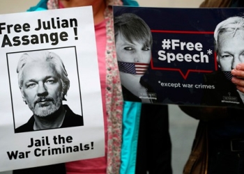 Personas se manifestaron a las afueras de la corte en Londres en defensa de Assange.