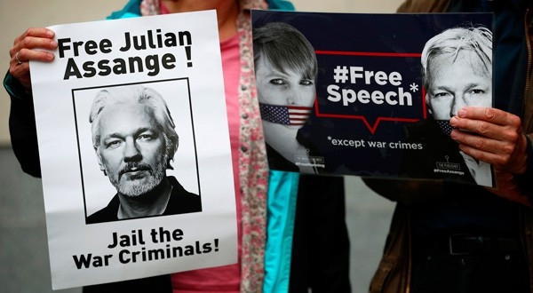 Personas se manifestaron a las afueras de la corte en Londres en defensa de Assange.