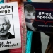 Personas se manifestaron a las afueras de la corte en Londres en defensa de Assange.