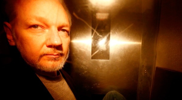 El fundador de WikiLeaks enfrentaría graves cargos en EEUU.