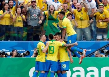 El público paulista celebró en grande la goleada de Brasil.