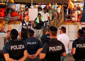 Rackete, de 31 años, fue arrestada, mientras que los migrantes permanecieron a bordo después de que el barco atracó / twitter @matteosalvinimi