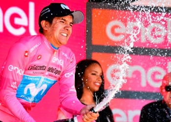 El ecuatoriano celebra su primer Giro de Italia.