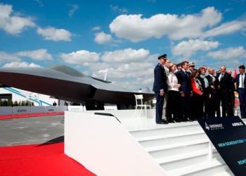 Emmanuel Macron junto a representantes de España, Alemania y los directores de Dassault y Airbus.