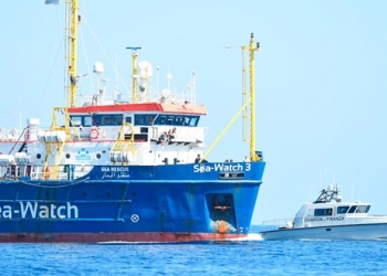 El 'Sea Watch 3' dice que se ve obligado a desembarcar los migrantes en Lampedusa, Italia.