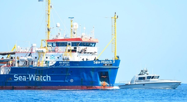 El 'Sea Watch 3' dice que se ve obligado a desembarcar los migrantes en Lampedusa, Italia.