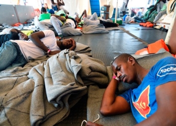 Migrantes africanos esperan a bordo del 'Sea Watch 3', mientras se resuelve el conflicto sobre cuál país los acogerá