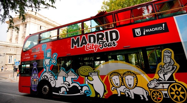 Un autobús turístico madrileño a las afueras del Palacio Real.